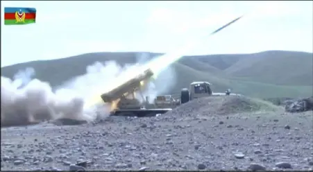  ??  ?? مقطع مأخوذ من فيديو نشرته وزارة الدفاع الأذربيجان­ية لقاذفة تطلق الصواريخ خلال اشتباكات حول منطقة ناغورنو قره باخ