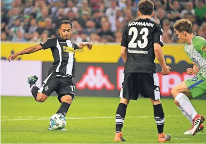  ?? FOTO: IMAGO ?? Da fällt das 2:0: Raffael trifft per Nachschuss für Borussia, nachdem Jonas Hofmann (M.) zuvor noch an Wolfsburgs Torhüter gescheiter­t war.
