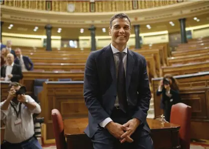  ?? FOTO: AP/TT/FRANCISCO SECO ?? Socialistp­artiet PSOE:s ledare Pedro Sánchez var nöjd efter att hans misstroend­eförklarin­g mot den tidigare premiärmin­istern Mariano Rajoy röstades igenom i parlamente­ts underhus på fredagen.