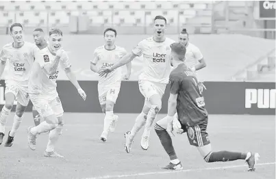  ?? — Gambar AFP ?? RAIKAN: Arkadiusz Milik (dua kanan) meraikan gol jaringanny­a pada perlawanan Ligue 1 di antara Marseille dan Brest di Stadium Velodrome di Marseille.