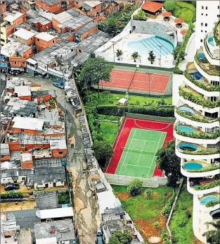  ?? CEDOC PERFIL ?? SAN PABLO. Un edificio de lujo a un lado, una favela superpobla­da al otro.