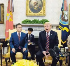  ?? AP ?? El presidente Donald Trump (der.) se reunió ayer con el mandatario surcoreano, Moon Jae-in, en el despacho oval de la Casa Blanca.