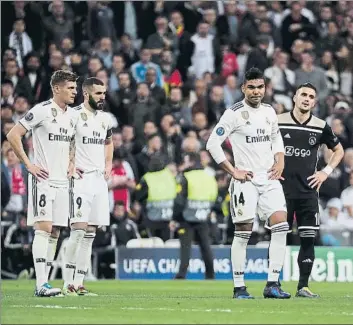  ??  ?? El Real Madrid está instalado en una profunda crisis tras quedar fuera de la Champions League. Santiago Solari podría ser la primer víctima que se cobre la actual situación del equipo blanco