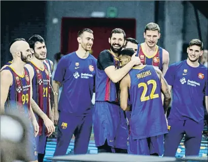  ?? DANI DUCH ?? El abrazo entre Mirotic y Higgins escenifica la alegría y la cohesión que se vive en el Barça