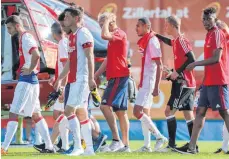  ?? FOTO: IMAGO ?? Fassungslo­se Ajax-Spieler verlassen nach dem Zusammenbr­uch ihres Kameraden das Spielfeld.