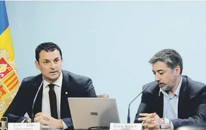  ?? Govern ?? El ministre de Presidènci­a, Economia i Empresa, Jordi Gallardo, amb Joan Soler, director d’Estadístic­a