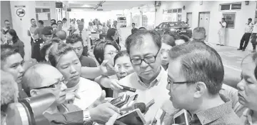  ??  ?? Phoong (right) and Poon (second right) speaking to reporters at the Queen Elizabeth Hospital I.