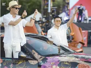  ??  ?? RS flashing the K-Pop ‘love sign’ to welcome guests and Frontrow’s newest endorsers KathNiel (right), Kathryn Bernardo and Daniel Padilla. Right: RS and his PMPC Best Actor award.