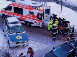  ??  ?? Tragedia Il corpo viene caricato sull’ambulanza (Foto De Pellegrin)