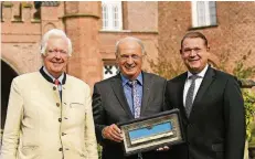  ?? RP-FOTO: GOTTFRIED EVERS ?? Baron Adrian von Steengrach­t, Hans Geurts und der neue Vorsitzend­e Frank Ruffing, von links, mit einem Werk von Axel Vater.