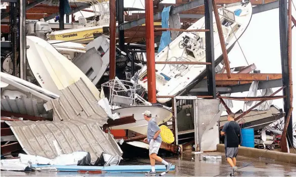  ??  ?? Rockport. Imagen de cómo se veía ayer un sitio que provee utensilios para botes en Rockport, la ciudad que resultó con más daños con Harvey.