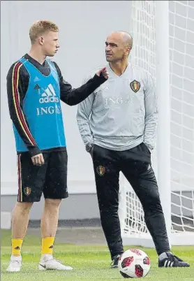  ?? FOTO: EFE ?? Roberto Martínez escucha a Kevin de Bruyne El mediapunta, una de las figuras belgas