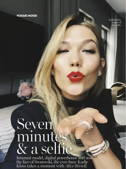  ??  ?? Karlie Kloss, master of the selfie.