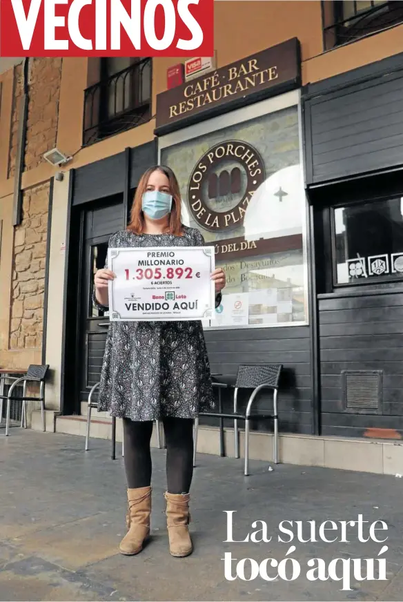  ??  ?? Marina Herrero Celorrio celebra el premio de 1,3 millones de euros que ha tocado a uno de los boletos validados en su bar.