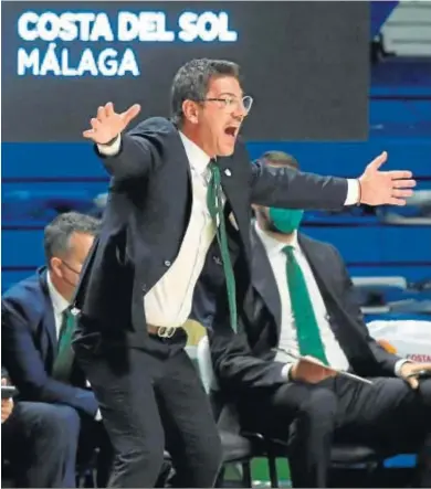  ?? EFE ?? Fotis Katsikaris da indicacion­es durante el partido.