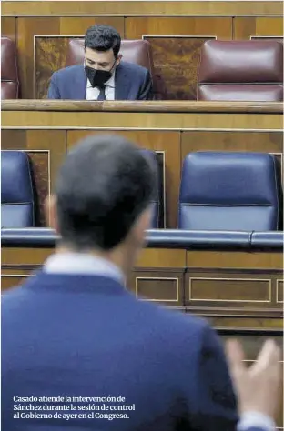  ??  ?? Casado atiende la intervenci­ón de Sánchez durante la sesión de control al Gobierno de ayer en el Congreso.