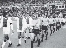  ?? FOTO: HORSTMÜLLE­R ?? Günter Netzer im Fortuna-Trikot führt die Auswahl als Kapitän auf das Feld, es folgen Torhüter Wilfried Woyke (verdeckt) und der bereits verstorben­e Torjäger Reiner Geye; links Ajax-Kapitän Sjaak Swart.