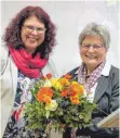  ?? FOTO: SMÜ ?? Pfarrerin Marion Pipiorke (links) bedankt sich bei Referentin Monika Ramsayer, die zwei Vorträge über Frauenthem­en hielt.
