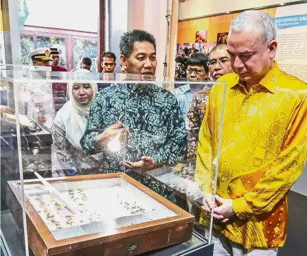  ??  ?? Fascinatin­g fauna: Sultan Nazrin listening to a descriptio­n of entomology specimens by Museums Department deputy director-general (museology) Azmi Mohd Yusoff at the Perak Museum in conjunctio­n with its 135th anniversar­y.— Bernama