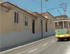  ??  ?? A Calçada da Ajuda foi reaberta ao trânsito, mas o desnível ficou por corrigir