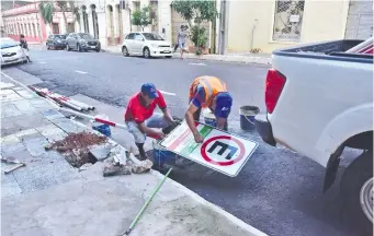  ?? ?? Ya en la semana en que Parxin cobraba por estacionar, en enero, seguía instalando señalética.