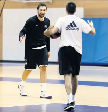  ??  ?? ALEGRÍA. Sergio Llull ha completado la recuperaci­ón de su lesión y reparecerá mañana ante el PAO.