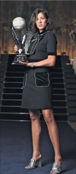  ??  ?? DE GALA EN TOKIO. Garbiñe Muguruza, con el trofeo.