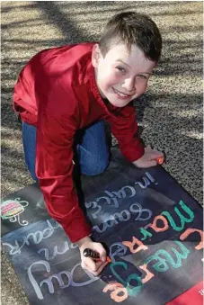  ?? Photos: Bev Lacey ?? MARKET DAY: Will Short gets busy creating a welcome sign for the Do Good Markets.