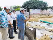  ?? CORTESÍA ?? El alcalde Alejandro Char inspeccion­a el avance de las obras de canalizaci­ón del arroyo Felicidad.