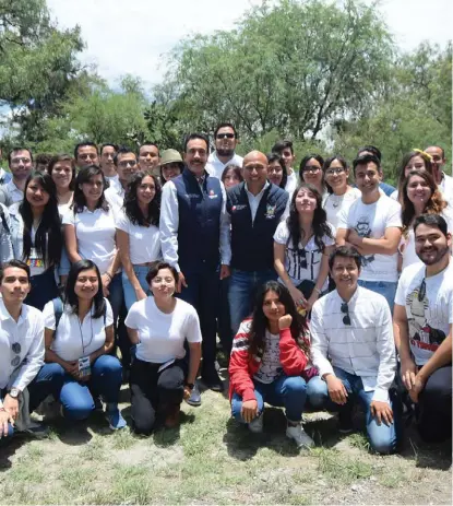  ?? F. VILLEDA ?? Jóvenes que participan en el programa del gobierno federal, con el gobernador.