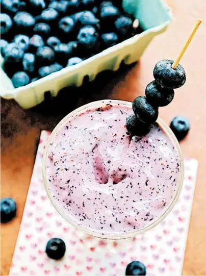 ?? GRETCHEN MCKAY/PITTSBURGH POST-GAZETTE PHOTOS ?? This super-nutritious smoothie is easy enough for kids to make and a cooling pick-me-up after a bike ride or run.