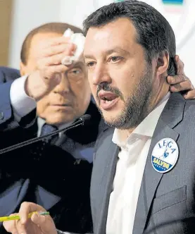  ?? ANSA ?? Socios. Matteo Salvini y atrás Silvio Berlusoni, socios y adversario­s.