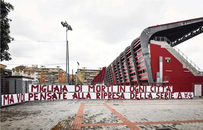  ??  ?? Supporters van Torino hebben een spandoek opgehangen met de tekst: ‘Duizenden doden in elke stad, maar jullie denken aan hervatting van de Serie A’.