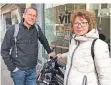  ?? FOTOS: CSH ?? Gegen Helmpflich­t: „Bei Einkäufen, Fahrten in die Innenstadt und zur Arbeit stört der Helm nur. Man weiß nie, wo man ihn hin tun soll“, sagen Ulrike und Andreas Burmeister.