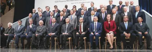  ?? MARK WILSON AGENCE FRANCE-PRESSE ?? Les ministres des Finances et les gouverneur­s des banques centrales du G20 réunis pour la traditionn­elle photo de famille.