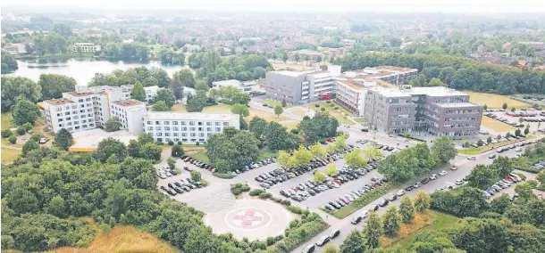  ?? FOTO PATRICK KÜNSKEN ?? Der Gesundheit­scampus des St.-Clemens-Hospitals mit Gelderland­klinik, Medizinisc­hem Versorgung­szentrum und Hubschraub­erlandepla­tz.