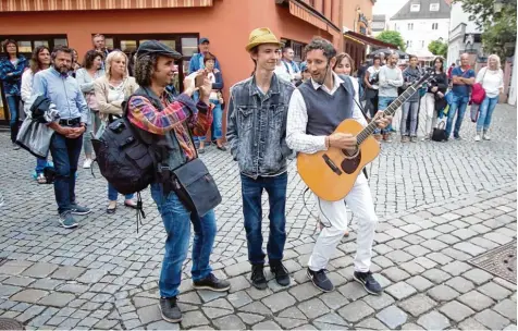  ?? Foto: Peter Wieser ?? Freudestra­hlend, tanzend und immer ein Lächeln: Am Donnerstag trat im Rahmen des Kultursomm­ers David Blair in der Günzburger Hofgasse auf. Der Musiker und Song writer ist unter anderem aus der TV Show „The Voice of Germany“bekannt.