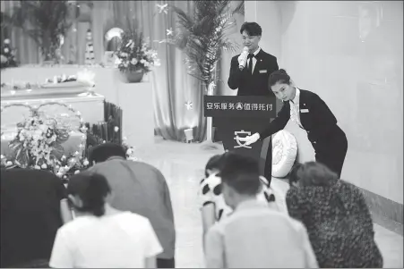  ?? ZOU LE / FOR CHINA DAILY ?? Mortician Liu Jiaojiao (right), 27, hosts a funeral ceremony in Chongqing.