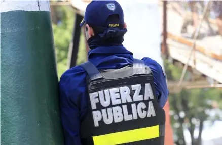  ?? RAFAEL PACHECO ?? Diez policías, un exoficial y seis particular­es cayeron en manos del OIJ en setiembre. Hubo operativos en Río Claro, Ciudad Neily, Osa, Pérez Zeledón, Santa Cruz y Limón.