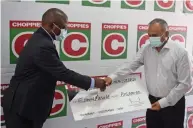  ?? ?? Choppies CEO Ramachandr­an presents Edwin Masuge’s cheque of P25,000 to BNOC President Col. Botsang Tshenyego