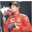  ?? FOTO: REUTERS ?? Sebastian Vettel küsst die Trophäe bei der Siegerehru­ng.