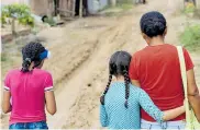  ?? ONU/UNICEF ?? Una madre y sus dos hijas de origen venezolano en una calle de un barrio de Cúcuta en Colombia.