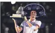  ?? FOTO: AP ?? Hut ab! Alexander Zverev hält seine Trophäe.