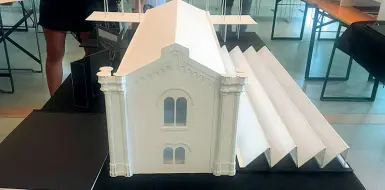  ??  ?? Modelli Uno dei progetti presentati ieri dagli studenti di Architettu­ra di Mantova, coinvolti nell’iniziativa dall’Ordine degli architetti di Verona