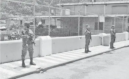  ?? /EDUARDO TORRES ?? El ejército de Guatemala custodia el puente con México