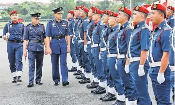  ?? — Photo by Chimon Upon ?? Nor Hisham (third left) inspects the guard of honour during the assembly yesterday.