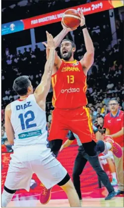  ??  ?? SUPERIOR. Marc Gasol lanza ante la oposición del puertorriq­ueño Jorge Díaz.