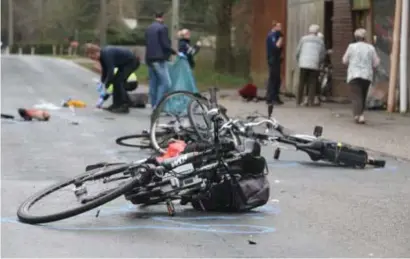  ?? FOTO DICK DEMEY ?? Van de zeven fietsers die gewond raakten, liggen er nog altijd drie op intensieve zorgen.