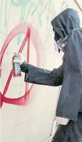  ?? ?? Manifestan­tes pintan símbolos anarquista­s en una cumbre del Grupo de los 8 en Francia.