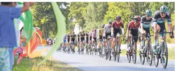  ?? FOTO: DPA ?? Die Fahrer bei der 1. Etappe der Deutschlan­d-tour 2019 von Hannover nach Halberstad­t.